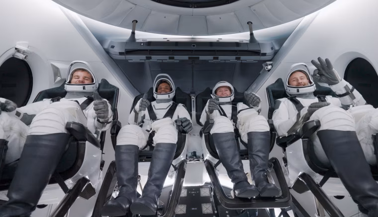 Loď Dragon s posádkou mise Ax-4 se připojila k ISS