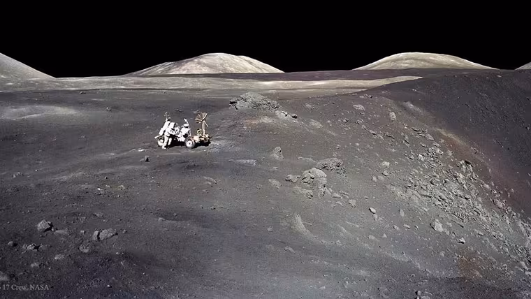 Astronaut Harrison Schmitt u lunárního roveru na okraji kráteru Shorty v údolí Taurus-Littrow