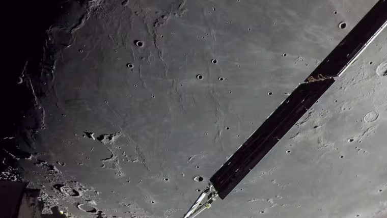 Sluneční panel lodi Orion nad tmavým Oceánem bouří, kráterem Marius a paprsky kráteru Kepler