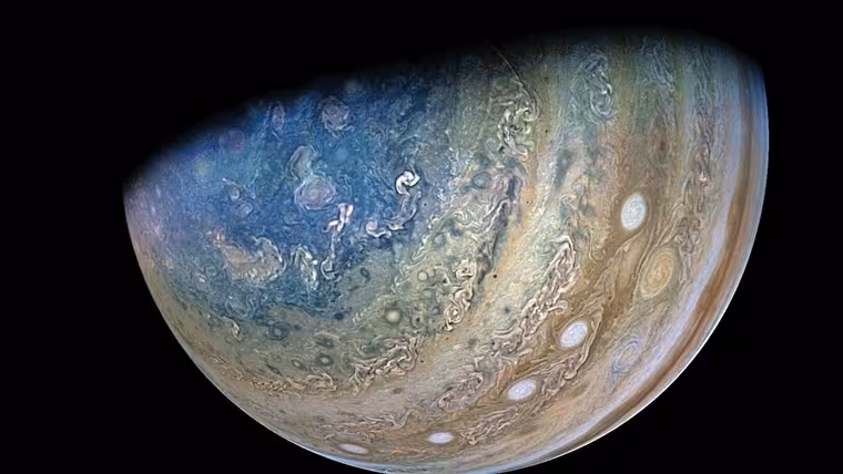 Sonda Juno proletěla kolem Ganymedu a Jupiteru