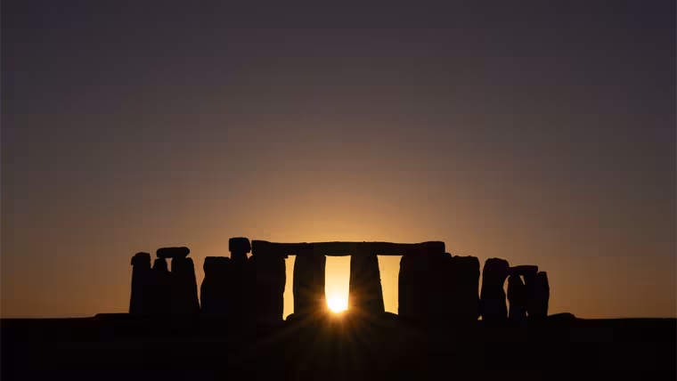 Slunovratový západ Slunce se srovnal se Stonehenge