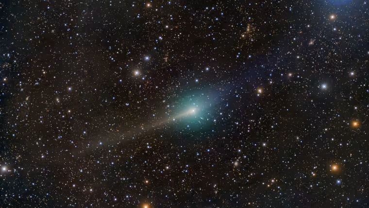 Mezihvězdná kometa 3I ATLAS se zelenou komou, modrým iontovým a žlutým prachovým ohonem