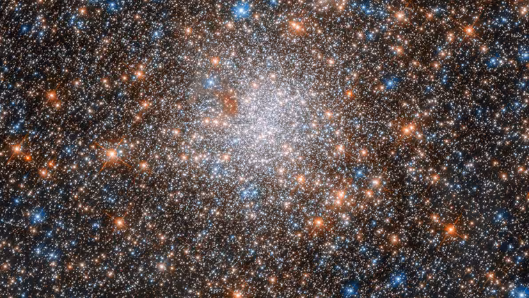 Kulová hvězdokupa NGC 1898 září ve Velkém Magellanově mračnu