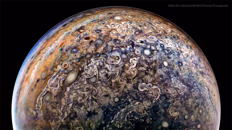Juno ukázala Jupiterova oblaka v mimořádném detailu