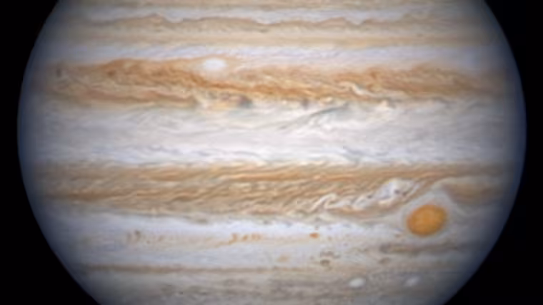 Velká rudá skvrna dominuje snímku Jupiteru