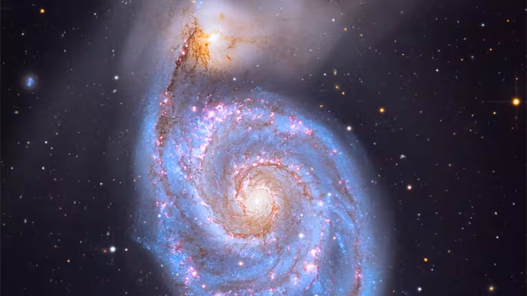 Vírová galaxie M51 rozevřela své spirální rameno