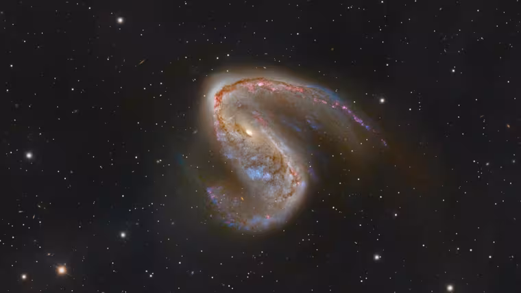 Pokřivená galaxie NGC 2442 září v souhvězdí Létající ryby