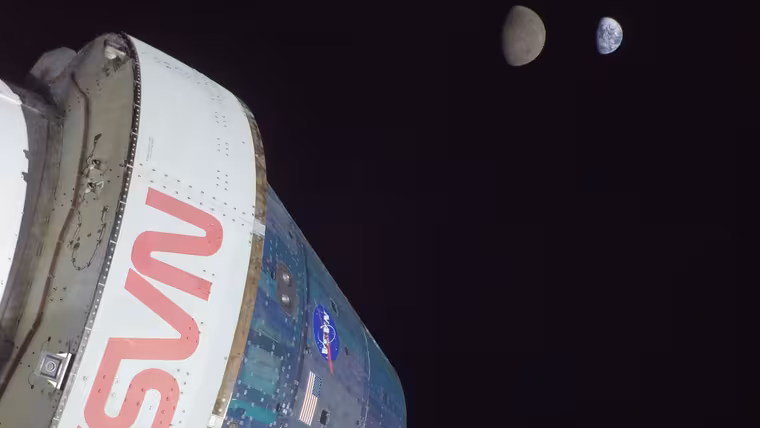 Země a Měsíc zdánlivě podobné velikosti v záběru kosmické lodi Orion během Artemis I