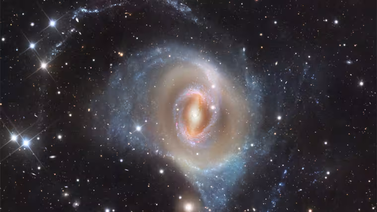 Široký záběr odhalil spirální galaxii NGC 1512