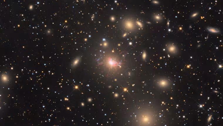 Aktivní galaxie NGC 1275 září v kupě v Perseovi