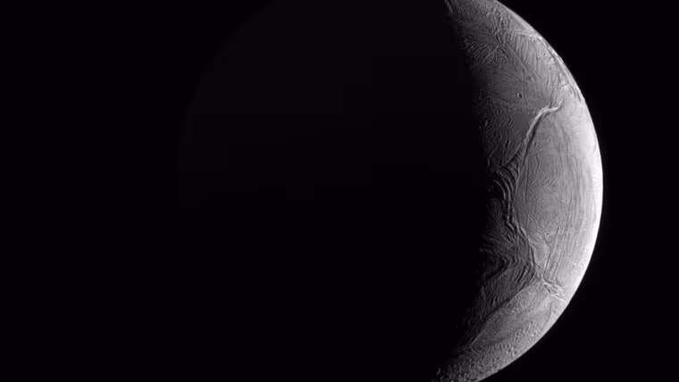 Ledový Enceladus se ukázal jako tenký srpek