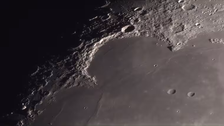 Záliv duhy na Měsíci vystoupil v ranním světle