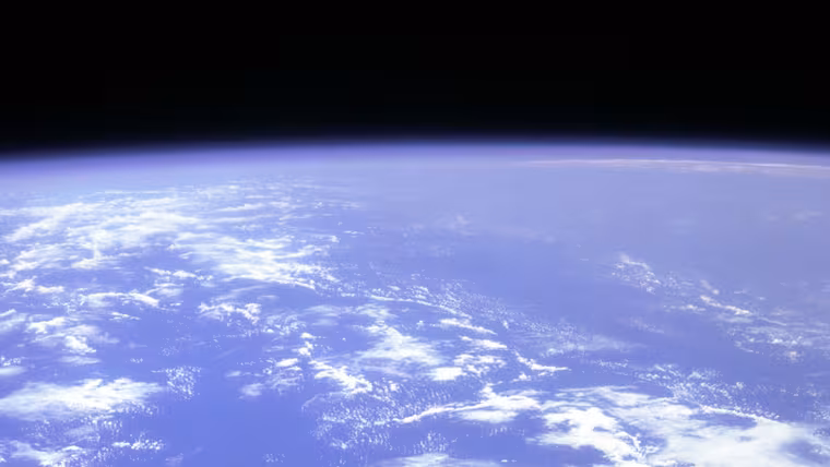 Volný let astronauta ukázal začátky kosmického batohu