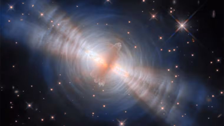 Hubble zachytil vrstevnatou Vajíčkovou mlhovinu