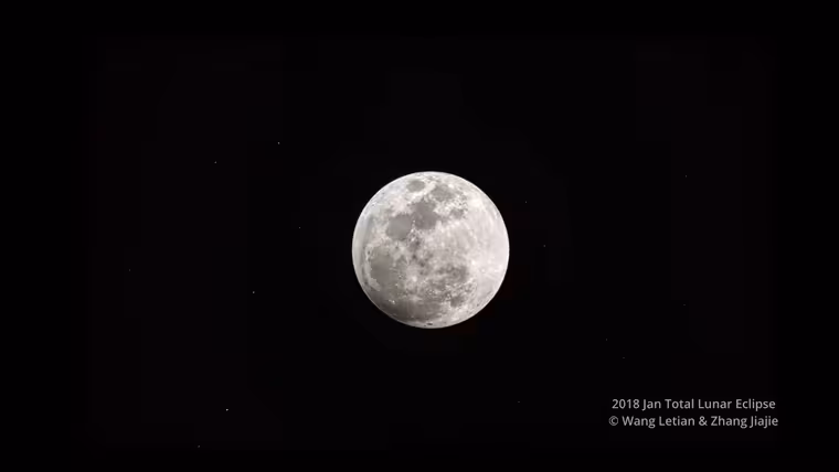 Červený Měsíc uvnitř kruhového zemského stínu během úplného zatmění