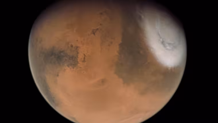 Mars Express přeletěl nad severním pólem Marsu