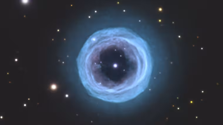 Prstencová planetární mlhovina Shapley 1 překvapila souměrností