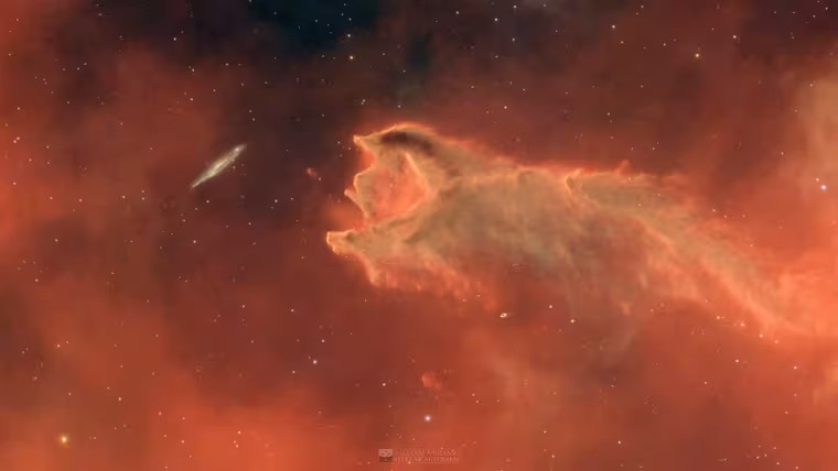 Kométová globule CG 4 míří ke vzdálené galaxii