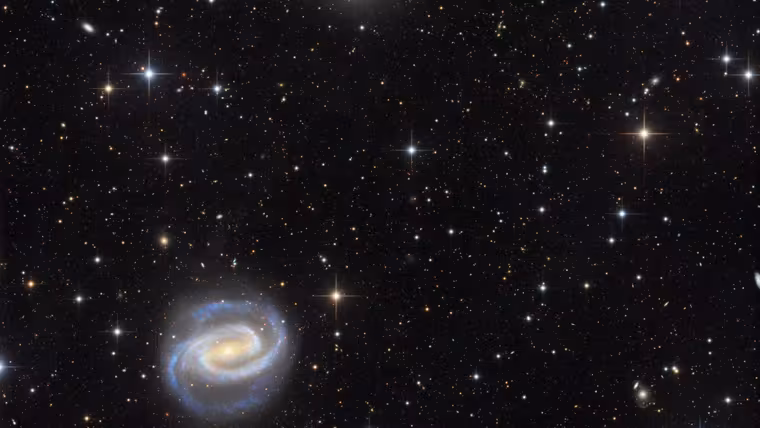 Galaxie NGC 1300 a NGC 1297 plují v Eridanu