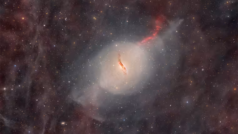 Neobvyklá eliptická galaxie Centaurus A skrývá prachový pás