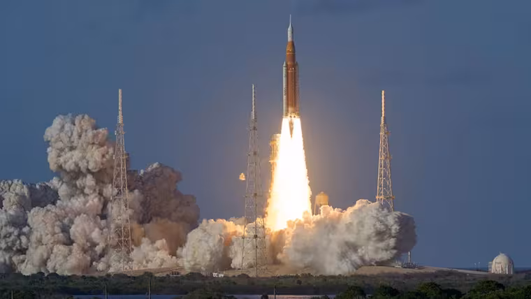 Raketa SLS s lodí Orion startuje z Kennedyho vesmírného střediska k Měsíci