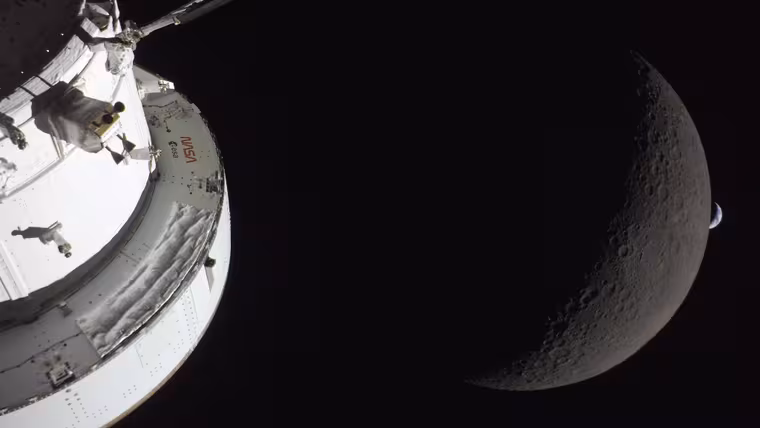 Loď Orion Integrity, odvrácená strana Měsíce a vzdálený srpek Země