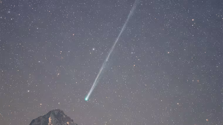 Kometa R3 PanSTARRS s dlouhým ohonem vedle hory Bietschhorn ve Švýcarsku