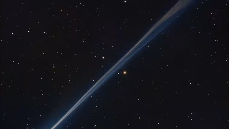 Kometa R3 PanSTARRS natáhla dlouhý jemný ohon