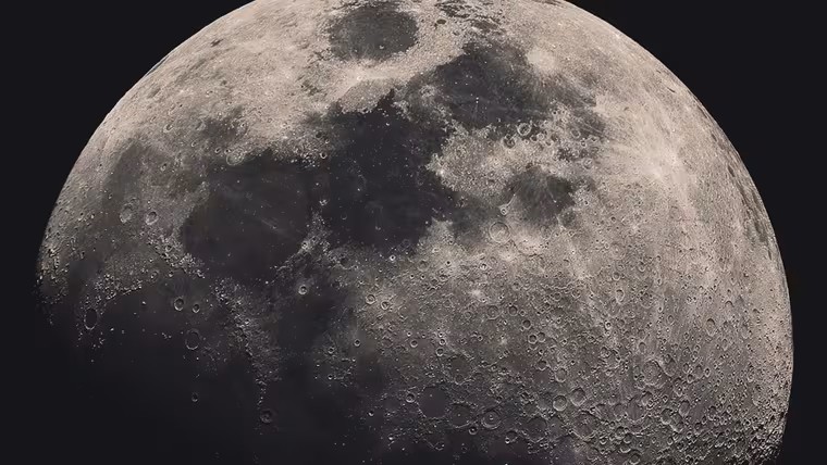 Mezinárodní kosmická stanice přešla přes měsíční disk