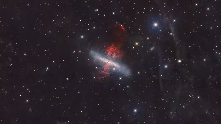 Doutníková galaxie M82 s dlouhými červenými vlákny vodíkového supervětru