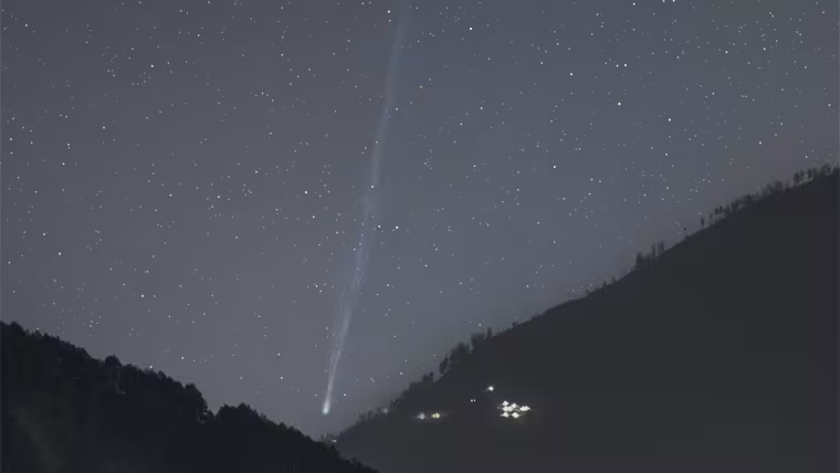 Kometa R3 PanSTARRS zazářila nad himálajským údolím