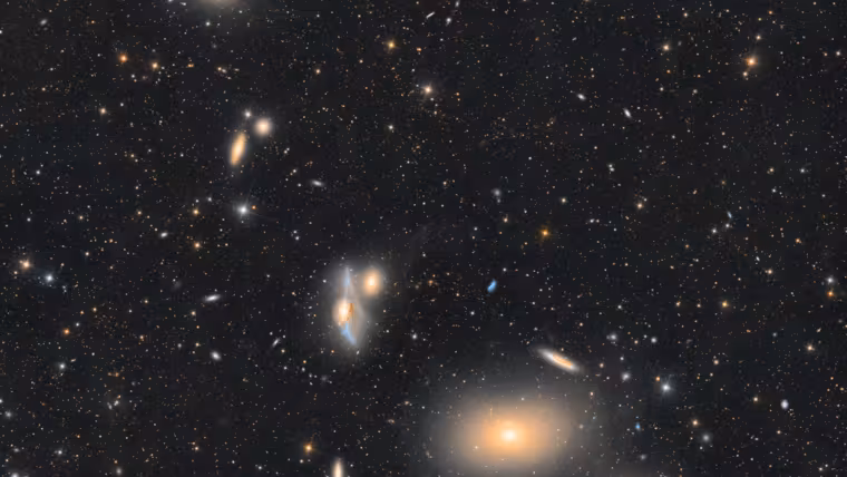 Markarianův řetěz spojuje galaxie v Kupě v Panně