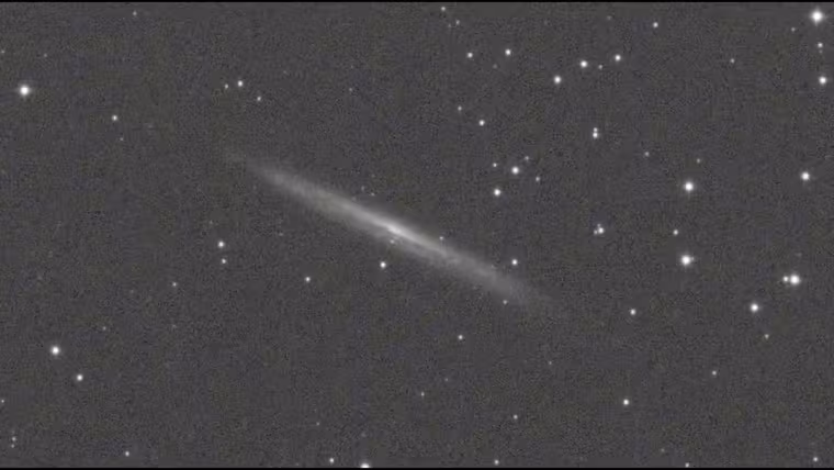 Supernova zazářila v galaxii natočené hranou