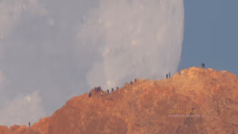 Měsíc zapadl za sopkou Teide