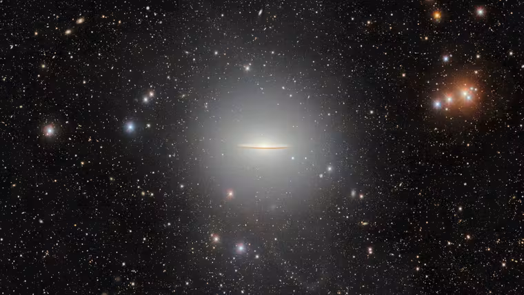 Messier 104 ukazuje temný prachový pás galaxie Sombrero