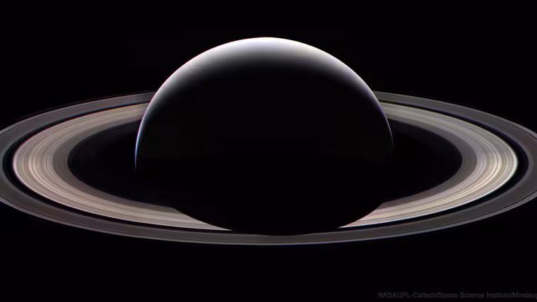 Saturn v protisvětle ukázal prstence i noční polokouli