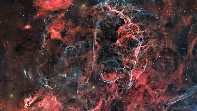 Pozůstatek supernovy v Plachtách vyplňuje široké hvězdné pole