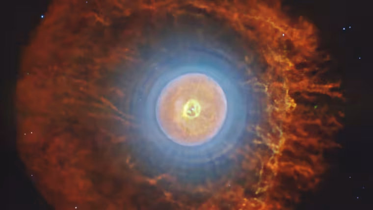 Planetární mlhovina ukrývá kosmické molekuly podobné míčům