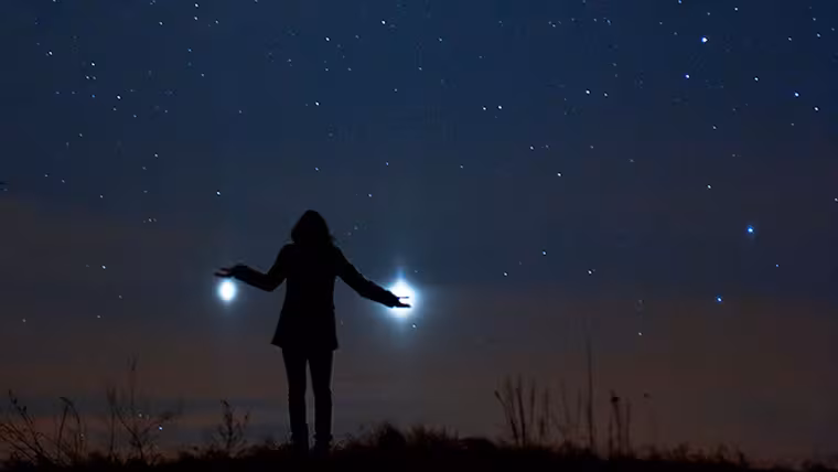 Jupiter a Venuše po stranách postavy dítěte při soumraku v Polsku