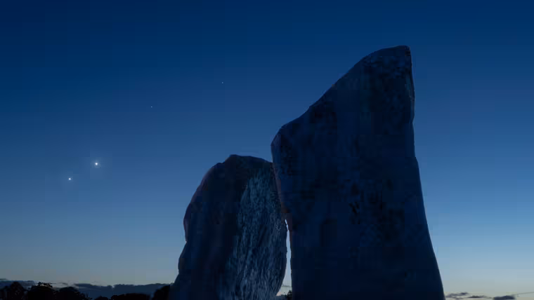 Venuše a Jupiter nad stojícími kameny neolitického komplexu Avebury