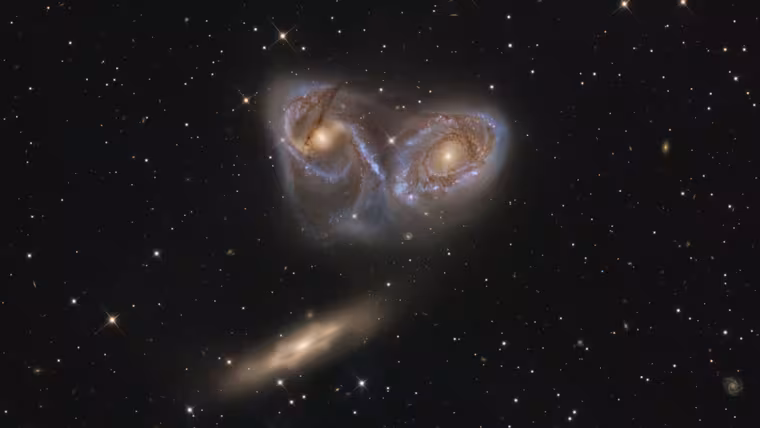 Tři galaxie se potkaly v souhvězdí Páva