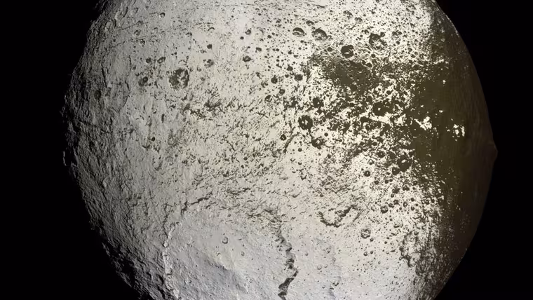 Saturnův měsíc Iapetus vypadá jako napůl pomalovaný svět
