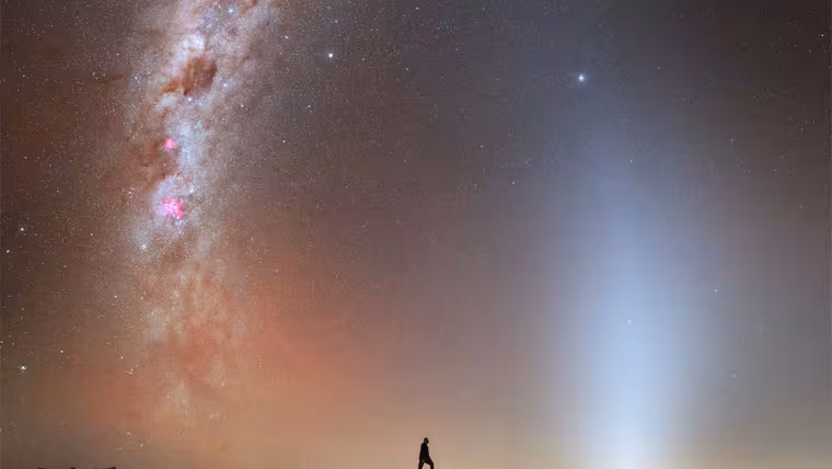 Dvě světelné pásy se zkřížily nad pouští Atacama