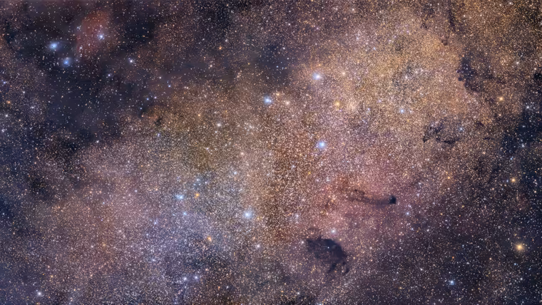 Messier 24 otevírá husté hvězdné mračno ve Střelci