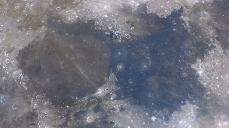 Moře klidu a Moře jasu sousedí na povrchu Měsíce