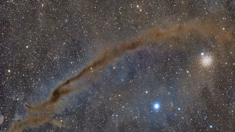Hvězdokupa NGC 4372 sousedí s temným oblakem
