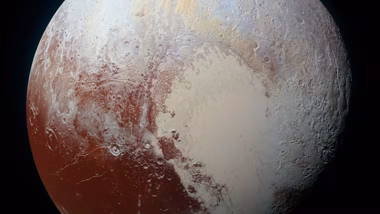 Pluto se ukázalo ve zvýrazněných barvách