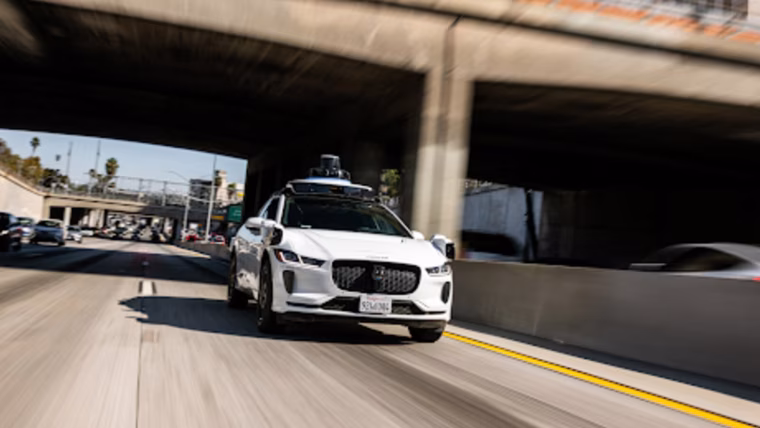 Waymo zpřístupnilo cestujícím jízdy robotaxi po amerických dálnicích