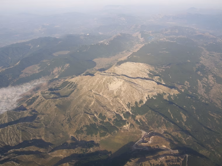 Pod Apeninami se zemská kůra „rozepíná“, ukazuje nový geologický model