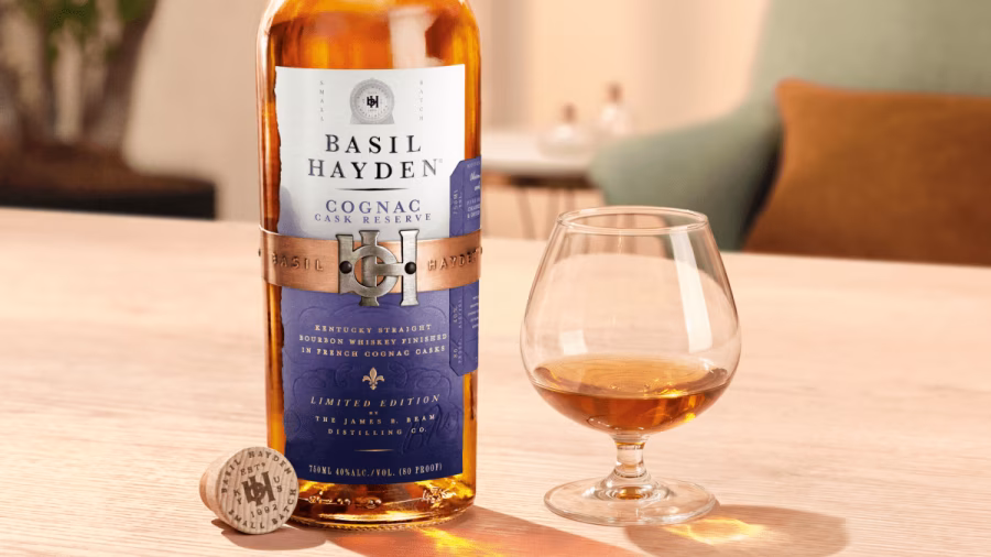 Basil Hayden použil pro závěrečné zrání bourbonu koňakové sudy